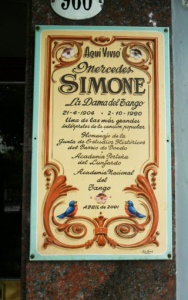 placa frente a casa de MERCEDES SIMONE (Av Boedo 960)