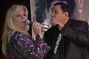 Carlos Noguel cantando junto a la Madrina, Cristina Conde