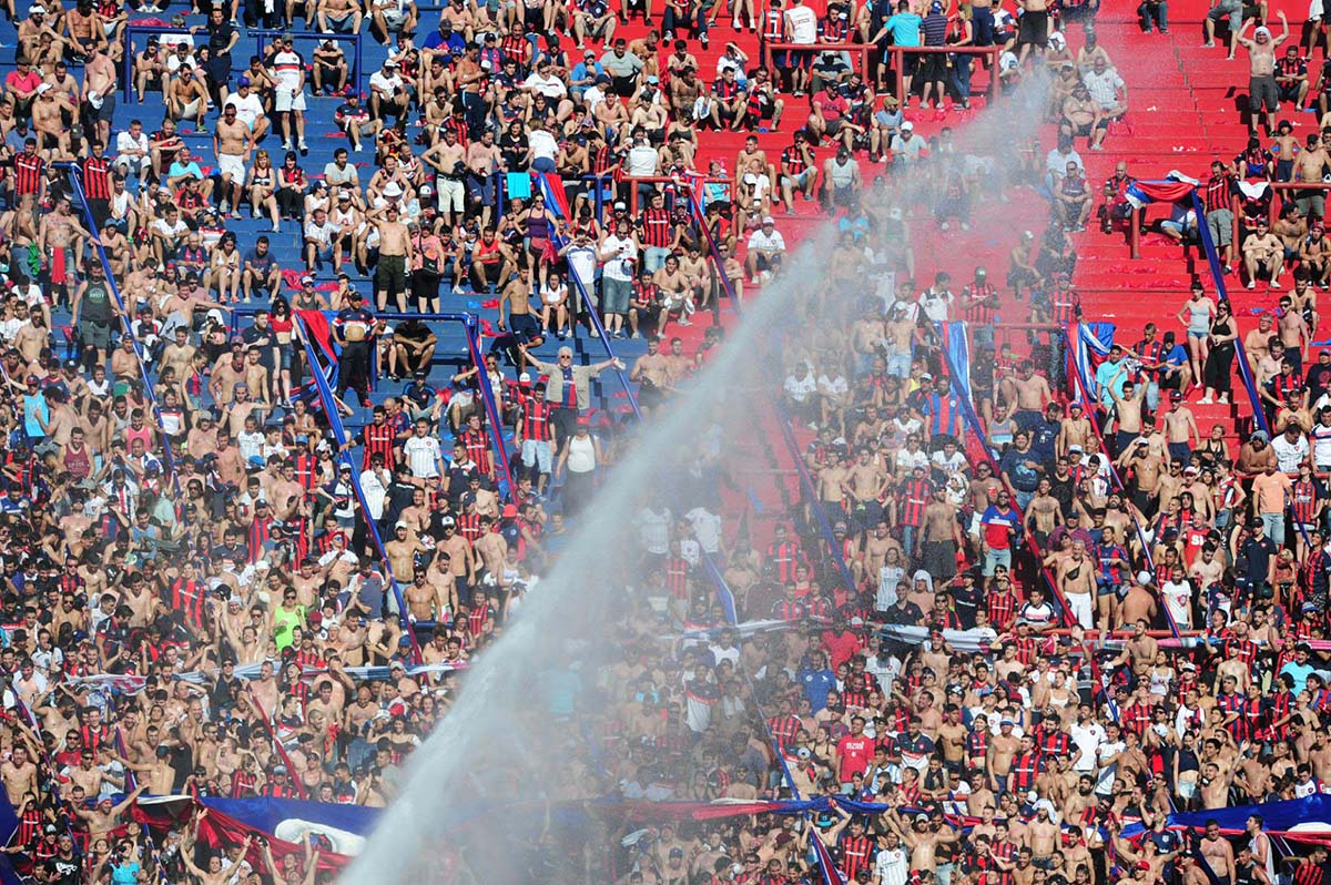 Buenos Aires: Los simpatizantes de San Lorenzo que se dieron cita en el Nuevo Gasometro, para presenciar el clásico con Huracán, fueron refrescados con agua, debido al intenso calor de la jornada. Foto: Osvaldo Fanton/Télam/cf 06/11/2016