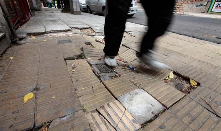 Crecen los reclamos por veredas en mal estado en Boedo