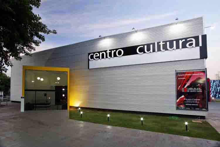 Centros culturales que caminan a la deriva