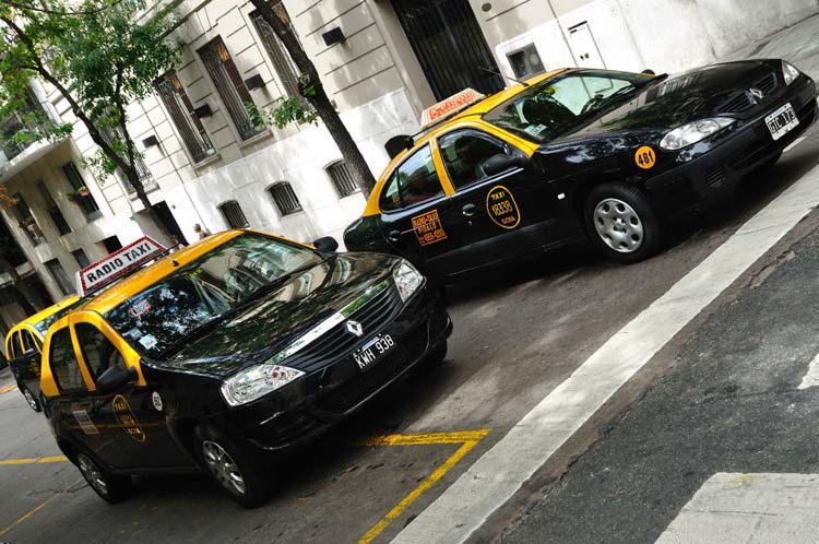 Taxistas bien alertas