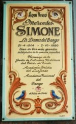 placa-frente-a-casa-de-MERCEDES-SIMONE-Av-Boedo-960-188x300