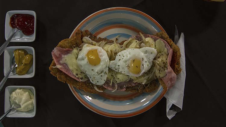 Almagro y sus milanesas a puro rock porteño