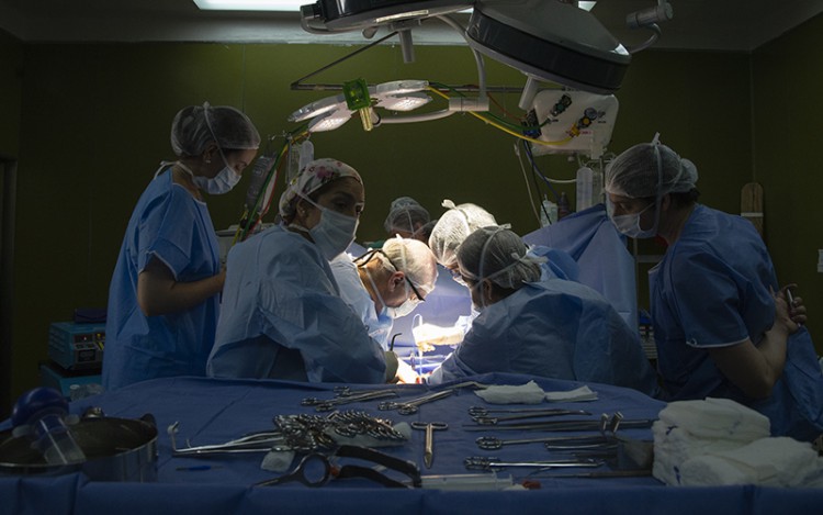 Trasplante de una beba transmitido en vivo para capacitar a cirujanos.