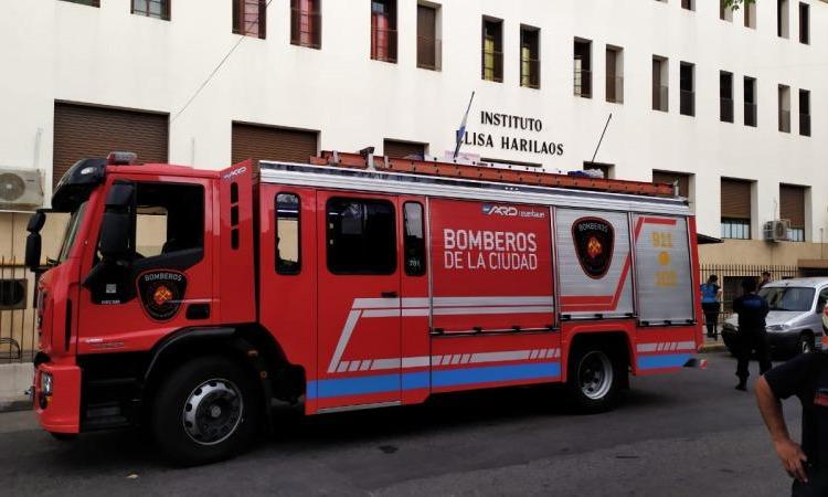 Flores: Un alumno se cayó desde un segundo piso dentro de una escuela