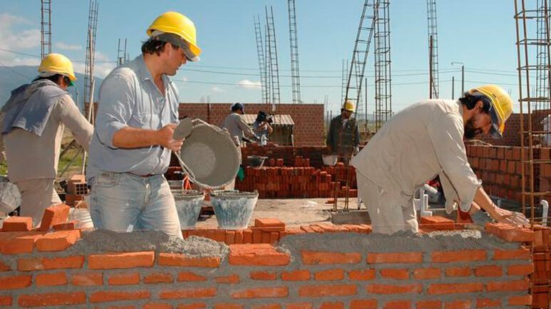 CABA: Con protocolos, vuelven construcción y trabajo en casas particulares