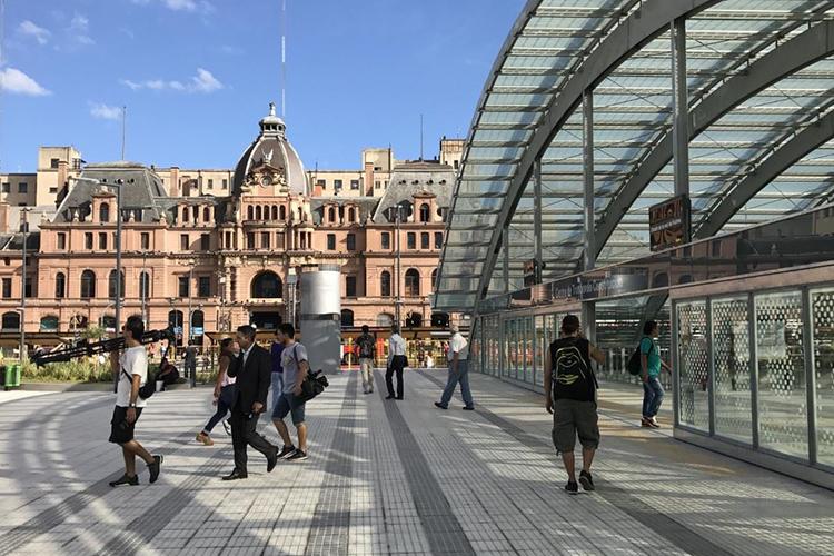 En Plaza Constitución, reforman las ubicaciones de las paradas de colectivos