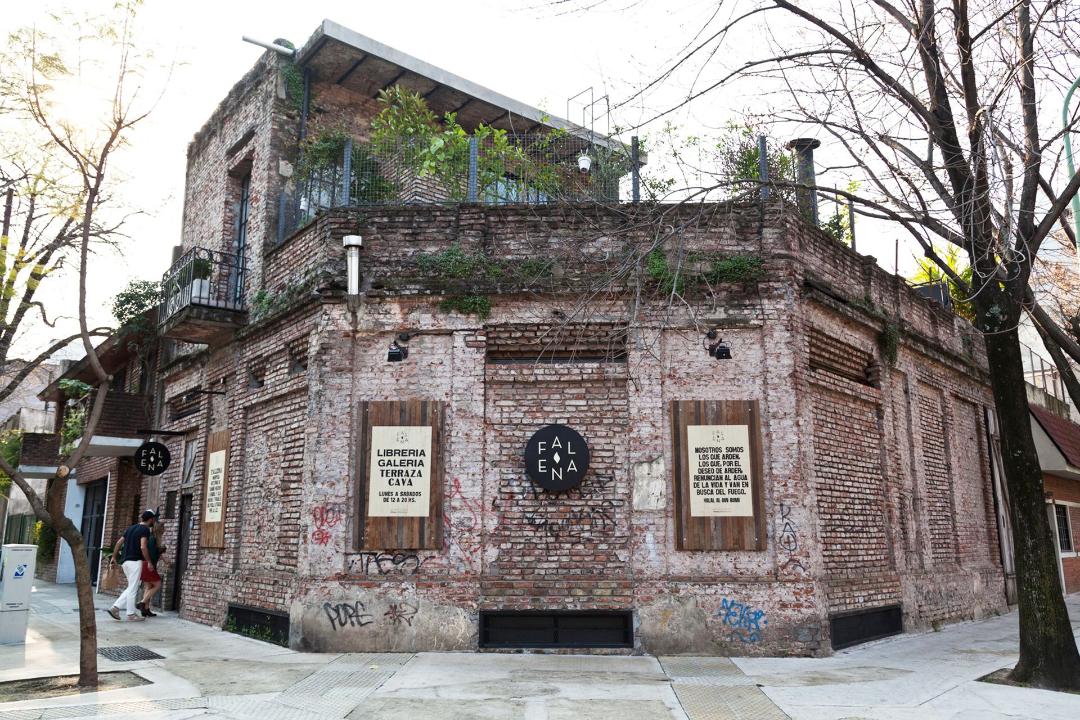 En el barrio de Chacarita una librería secreta que por fuera es una casa destruida y adentro un paraíso para tomar café