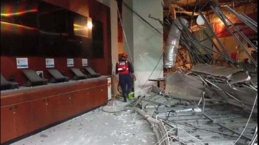 Palermo: Susto sin heridos por el derrumbe del techo de la boletería del Cinemark