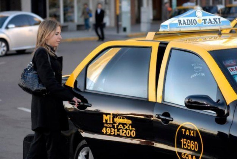 Taxis: renuevan menos licencias y los choferes prefieren las app a estar en la calle