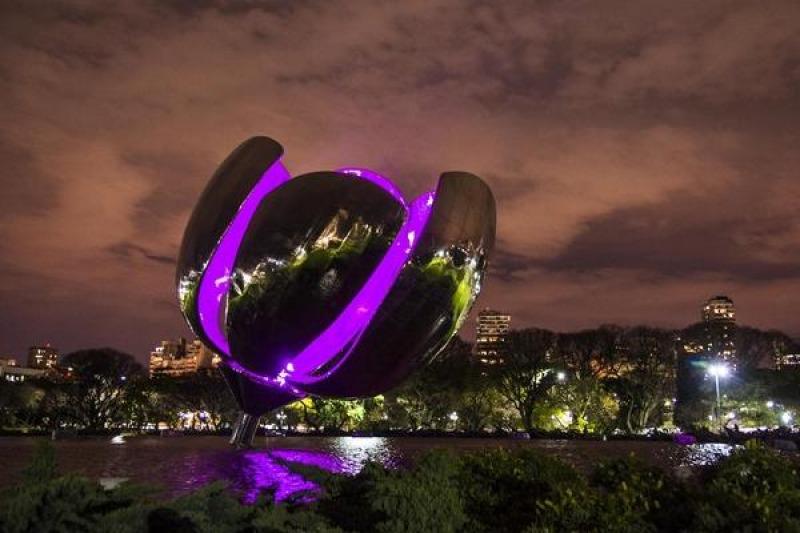 Por el Día de Enfermedades Poco Frecuentes, se iluminaron monumentos