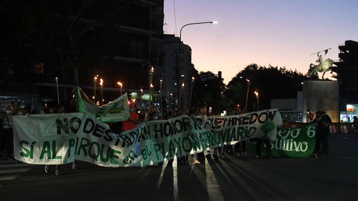 Caballito: “marcha de antorchas” en rechazo al Parque Lineal