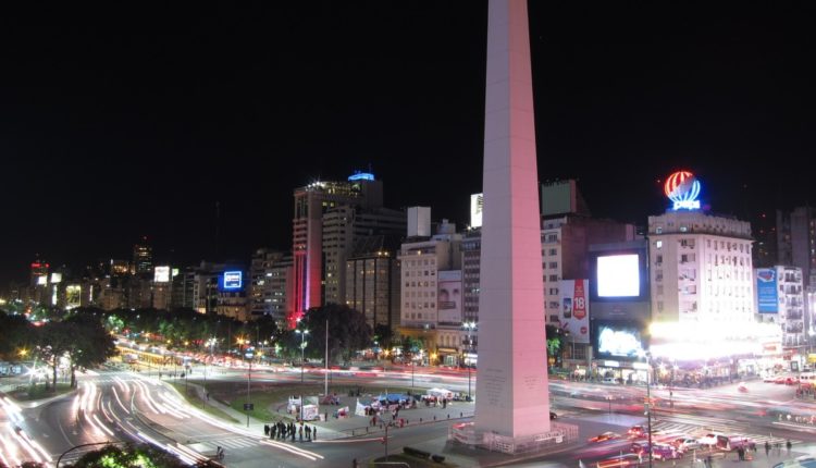 Un grupo de vecinos subirá a la cima del Obelisco en sus 86 años