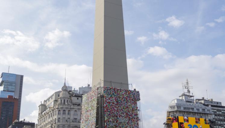 Día mundial del reciclaje: avanza la intervención artística en el Obelisco