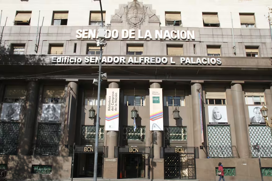 En el Día del Bibliotecario exhiben retratos de escritores en la fachada de la Biblioteca del Congreso