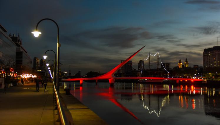 La Ciudad ilumina de rojo los monumentos en la semana de lucha contra la trata de personas 