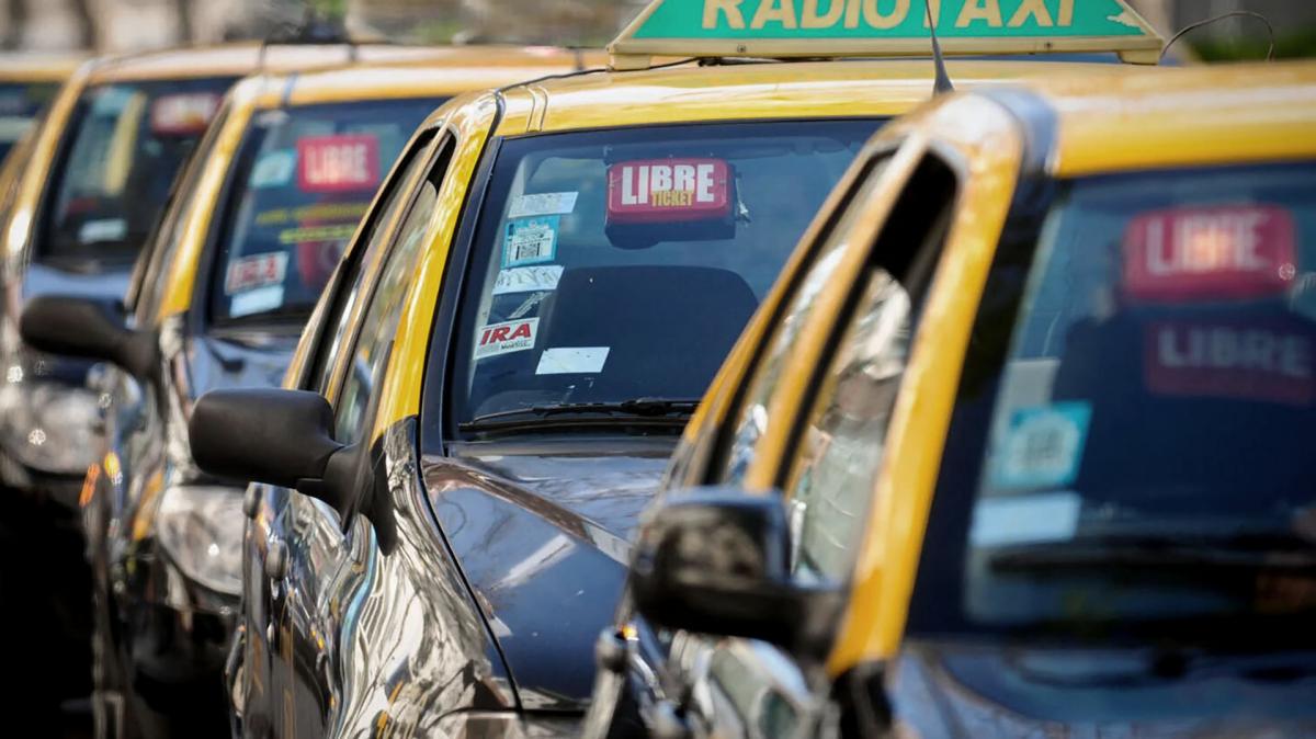 La tarifa de taxis aumenta un 25%: ficha pasa a $54,80 y la bajada de bandera a $548 