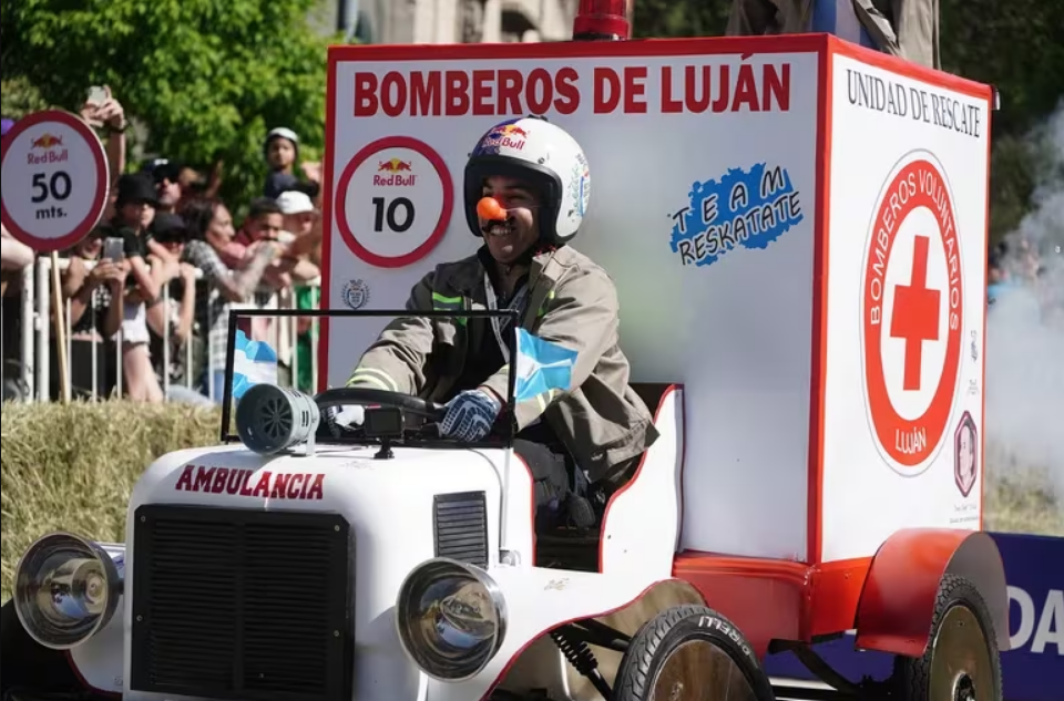 Las carrera de los Autos Locos se vivió como una fiesta en la Ciudad