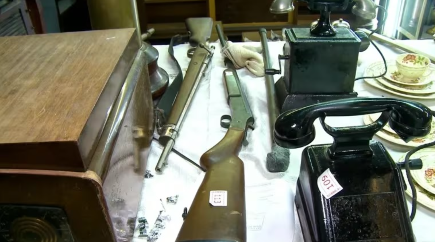 Clausuran un galpón en Villa Urquiza por subastar armas ilegalmente