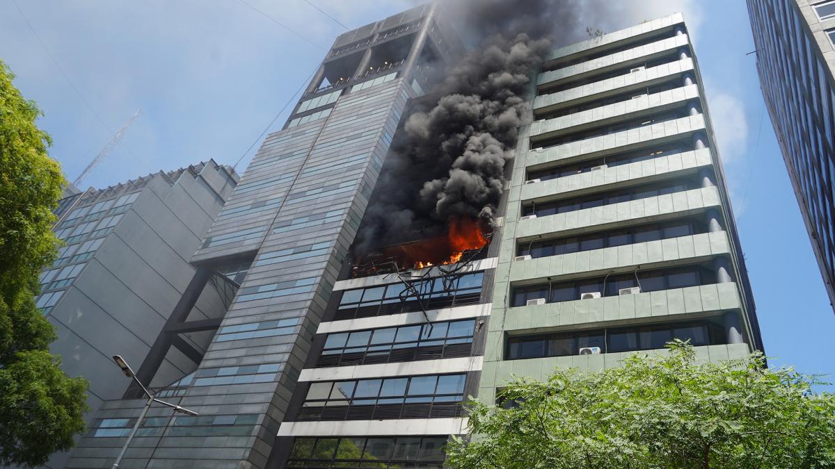 Incendio en un edificio pegado a la Secretaría de Trabajo deja una víctima fatal 