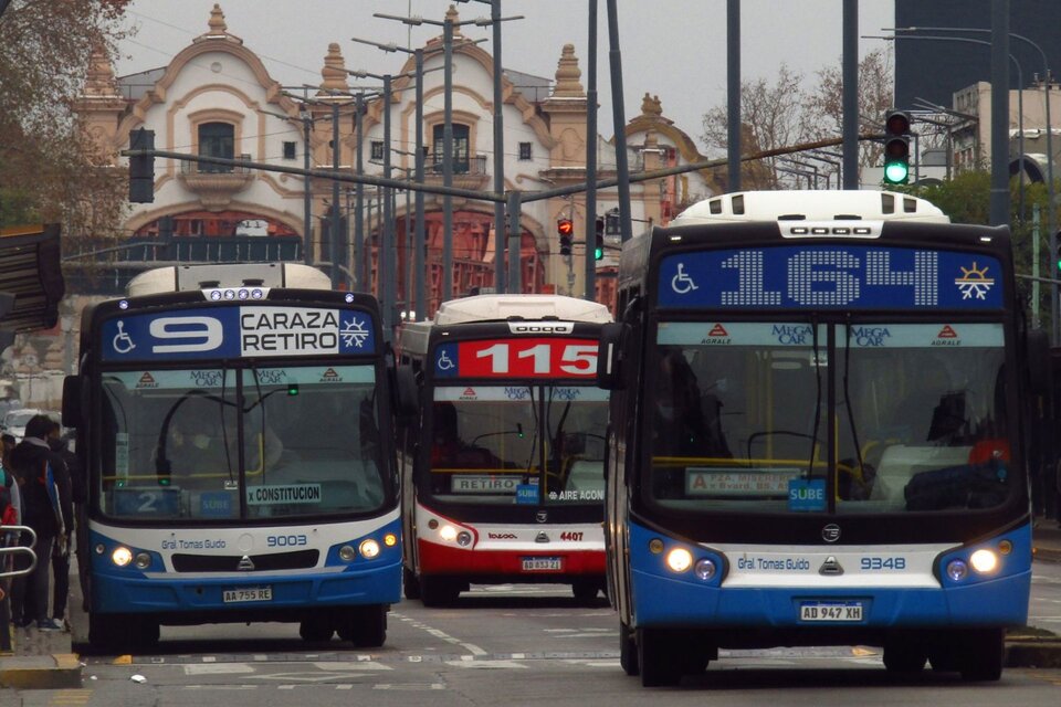 Los colectivos y trenes aumentarán mensualmente atados a la inflación desde enero