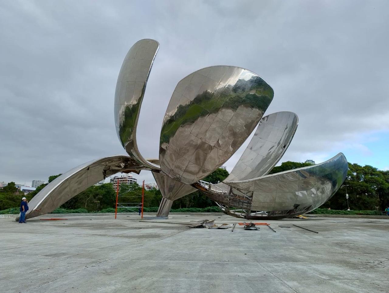 La Ciudad realiza una revisión integral de la estructura de la Floralis Genérica