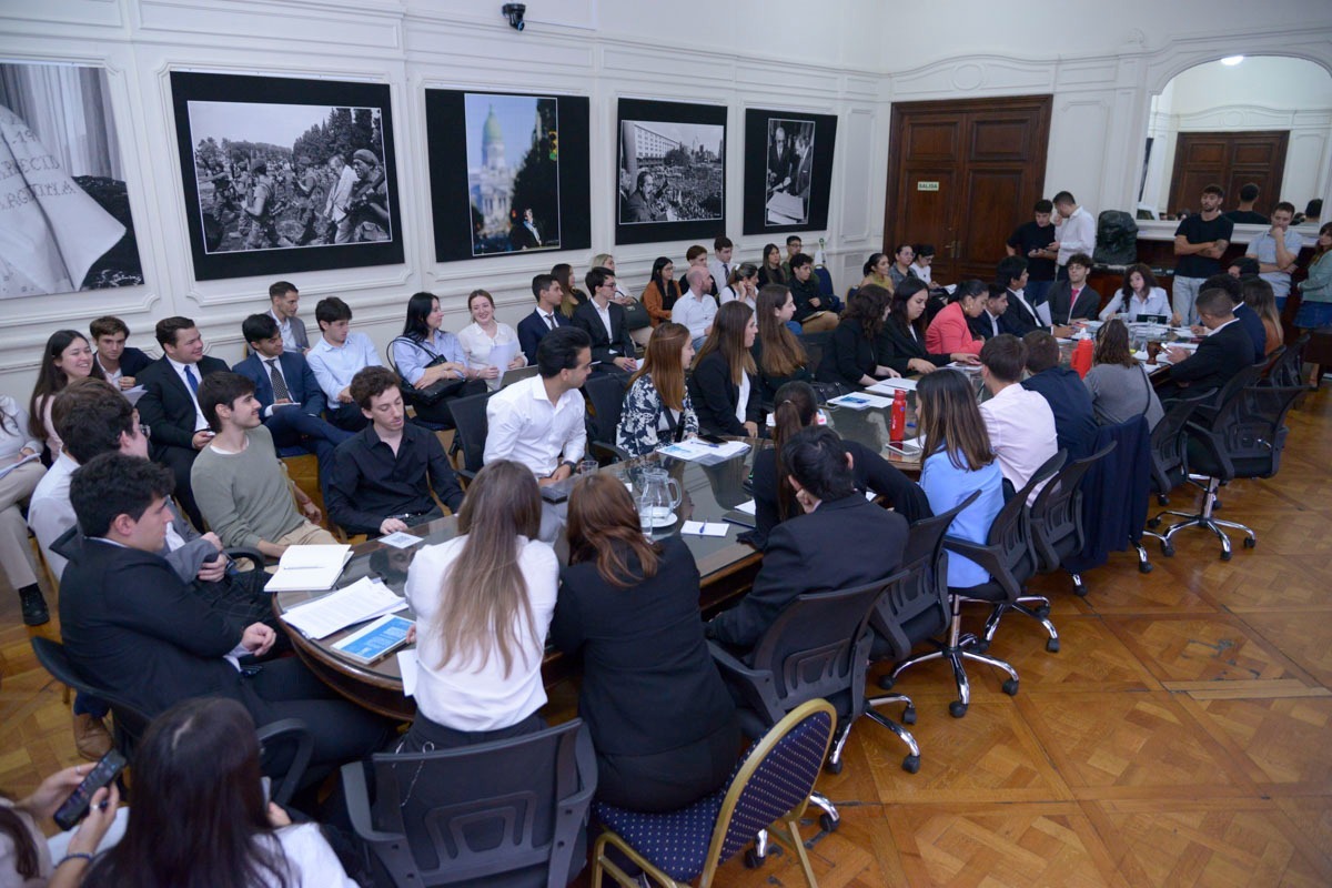Más de 200 estudiantes universitarios participaron en el Modelo Legislativo en la Legislatura