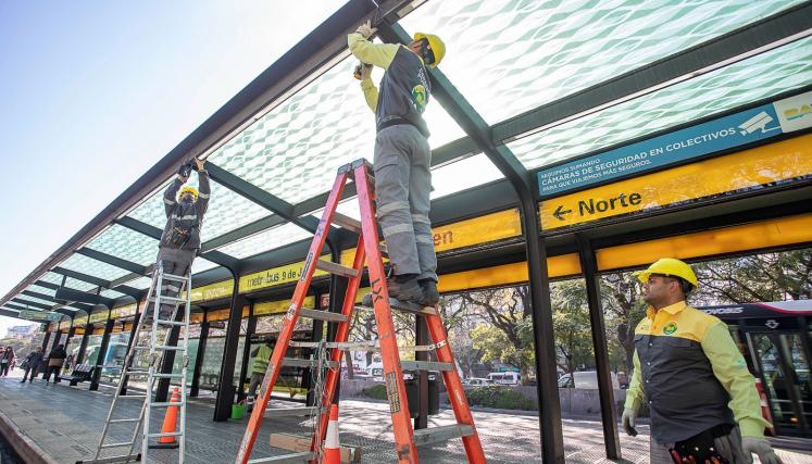La Ciudad moderniza la red de Metrobus con tecnología de telegestión para mejorar iluminación y seguridad