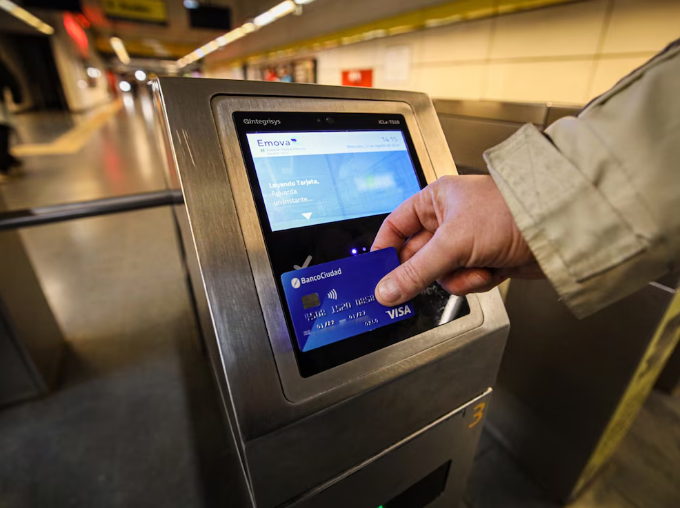 Ya funciona la nueva modalidad de pago en el subte con tarjeta y celular en cinco estaciones porteñas