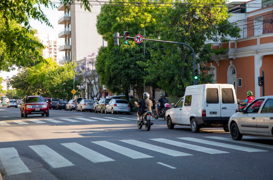 Eliminan 43 giros a la izquierda para mejorar el tránsito en la Ciudad