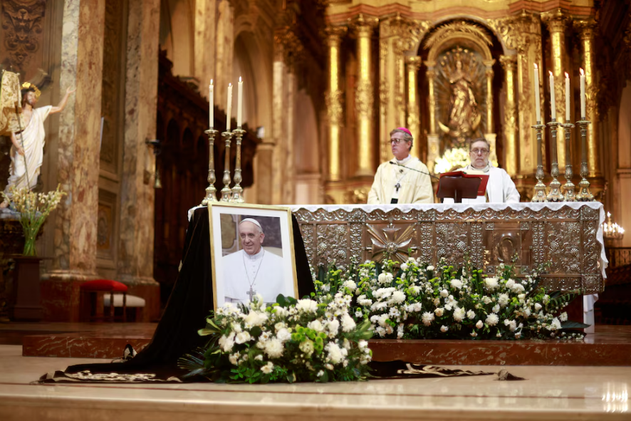 Emotiva despedida al Papa Francisco en la Catedral y un mensaje de unidad que conmovió al arzobispo
